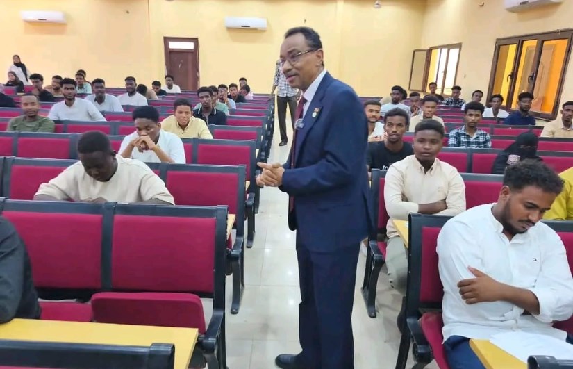 جانب من جولة الوزير إلى جامعة السودان العالمية