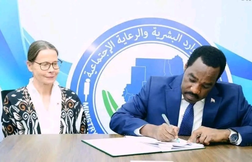 جانب من التوقيع