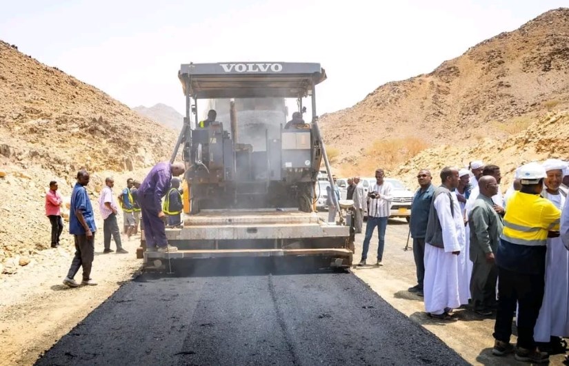 سفلتة عقبة ياس الرابطة بين بورتسودان وأبو حمد