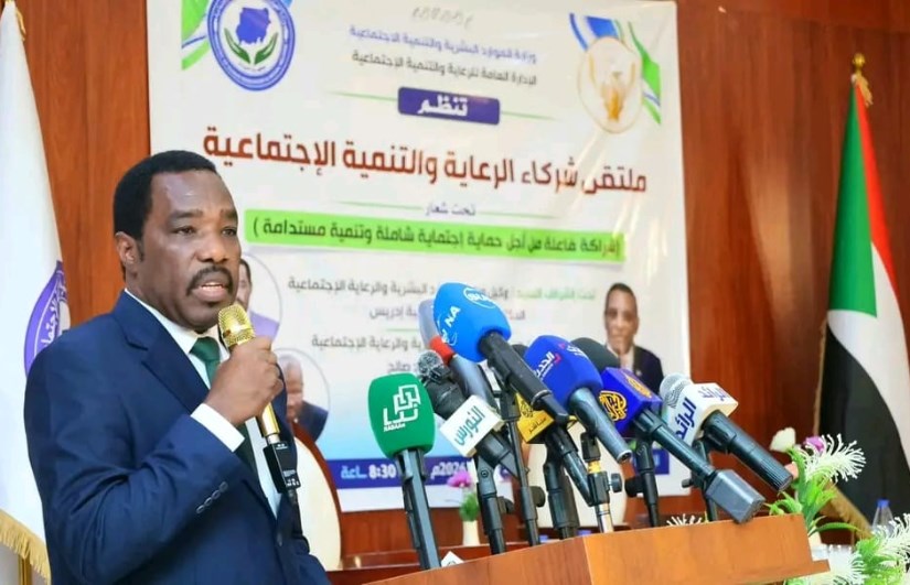 وزير الموارد البشرية والرعاية الاجتماعية، معتصم أحمد صالح