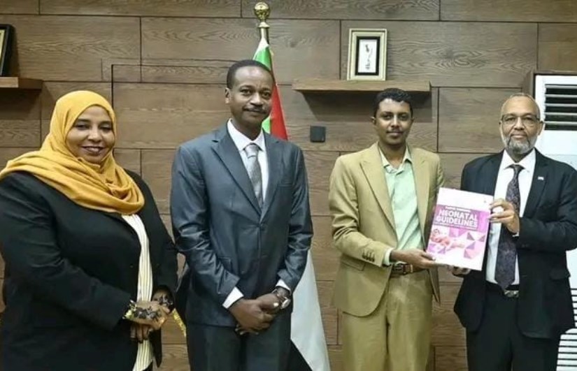 وزير الصحة يتسلم الدليل القومي لحديثي الولادة 