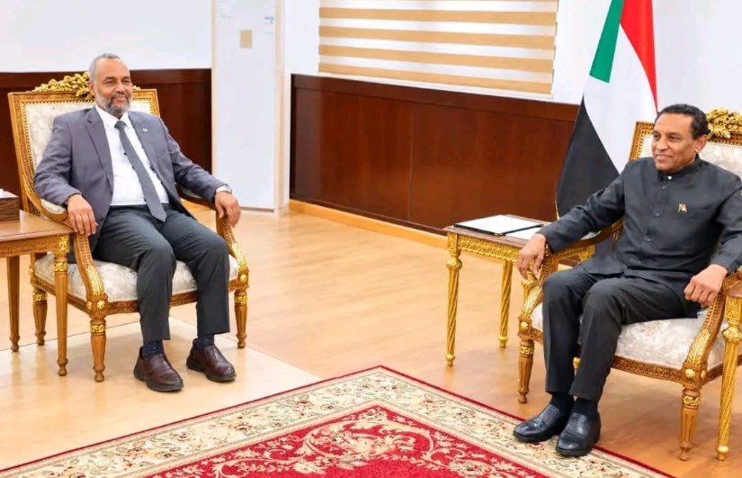 رئيس الوزراء السوداني يجتمع بوزير الصحة 